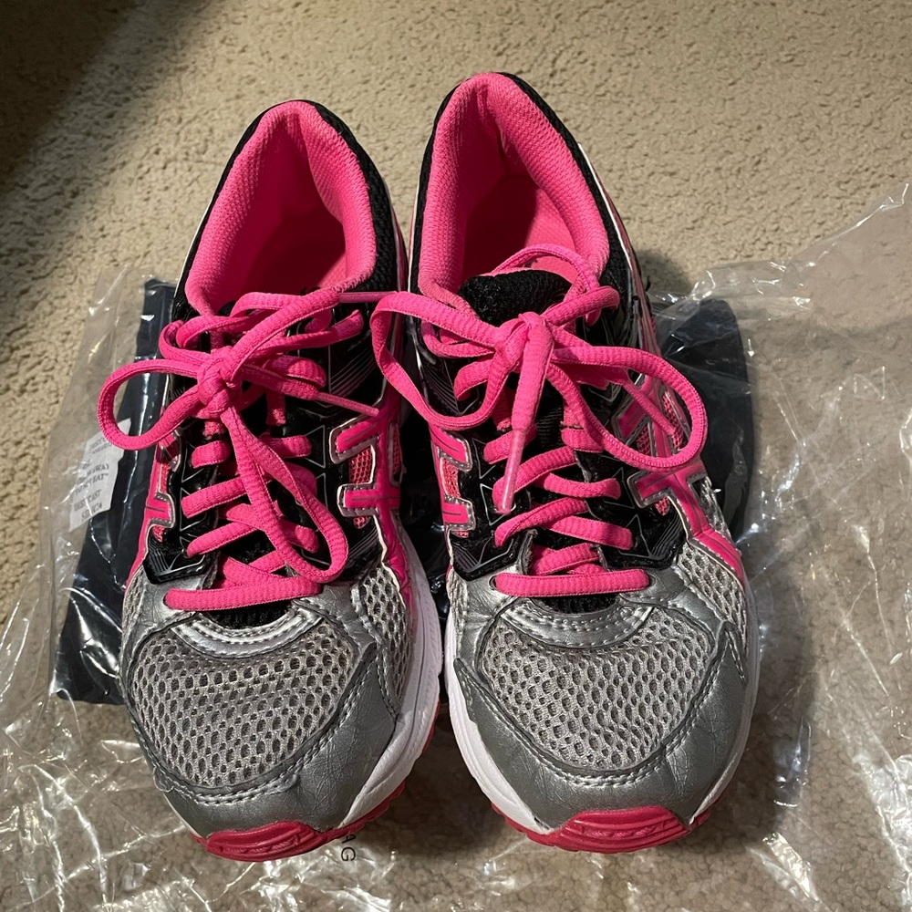 ๐ 5 for $25 ASICS pink and black running shoe - Picture 1 of 7